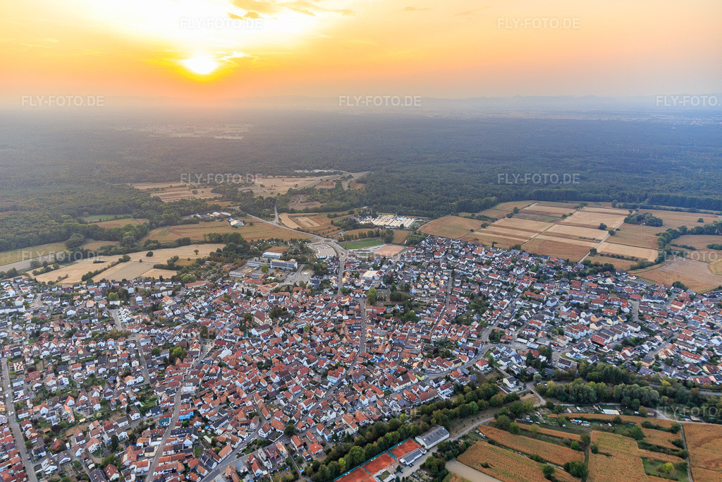 Luftbild: Stadtansicht am Abend aus Osten in Hagenbach im Bundesland Rheinland-Pfalz in Deutschland. Foto: IMG_110787.jpg vom 05.09.2018 durch Werner Riehm/FLY-FOTO.de