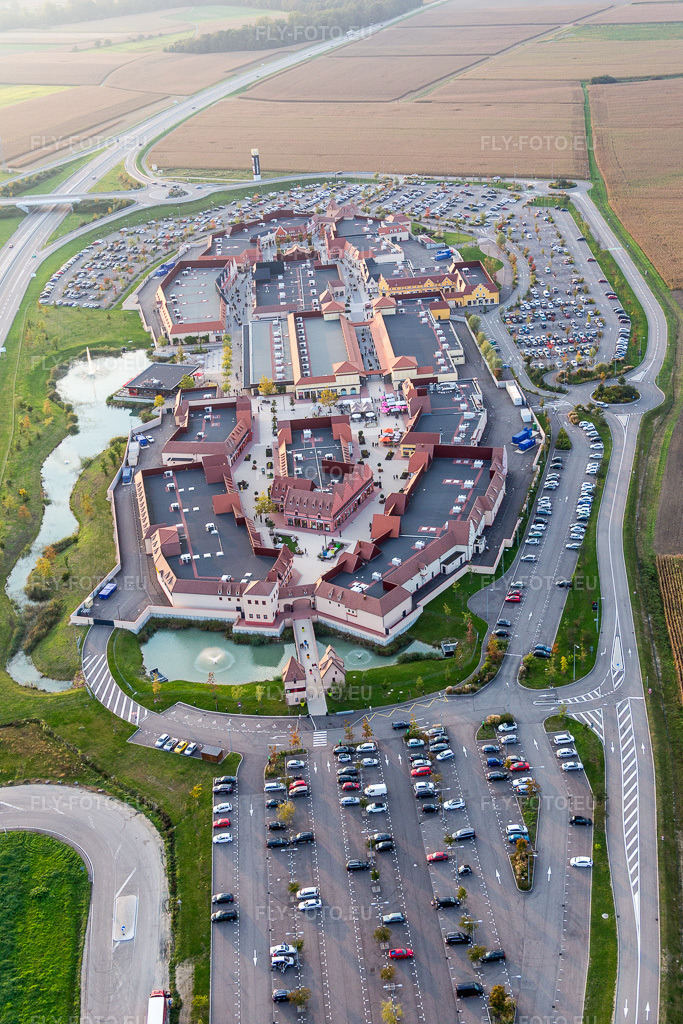 Vue aérienne: Centre commercial Roppenheim The Style Outlets à Roppenheim dans le département Bas Rhin, France – .Photo: IMG_074422.jpg prise le 04/10/2014 par Werner Riehm/FLY-FOTO.eu – Résolution de l'original: 3648 x 5472 px – The Style Outlets Roppenheim