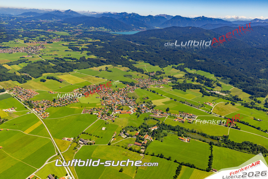 Aktuelles Luftbild von  Reichersbeuern - Die Luftaufnahme wurde 2022 mittels UL-Flugzeug erstellt ( keine Drohne ) - hochauflösende Kamera-Systeme von  Canon -Beste Qualität - Für grossformatige Ausdrucke geeignet. Die Geschenkidee !