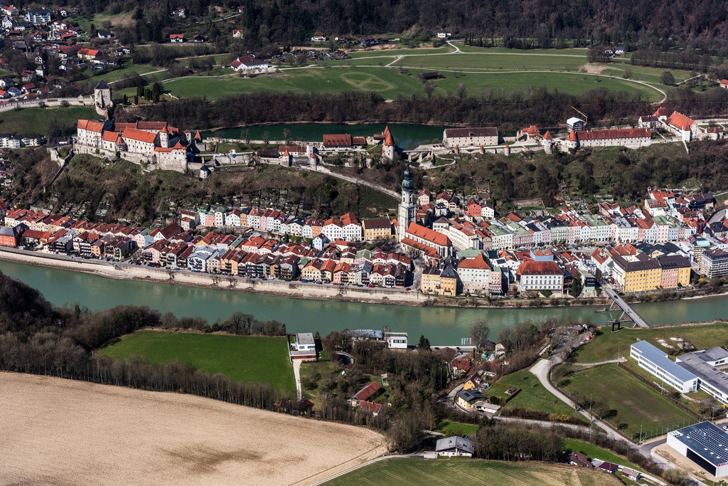 dr__0010439.jpg | BURGHAUSEN 28.03.2017 Altstadtbereich und Innenstadtzentrum Burghausen  in Burghausen im Bundesland Bayern, Deutschland. // Old Town area and city center Burghausen  in Burghausen in the state Bavaria, Germany. Foto: Daniel Reiter