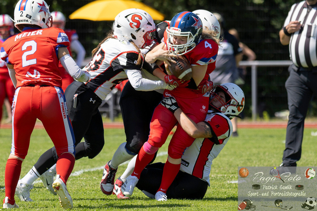 GFLW 1: German Football League Women 1: Rodgau Pioneers Ladies - Stuttgart Scorpions Sisters, 07.06.2026 | Lilly Veith (Rodgau Pioneers Ladies #4) wird von Melina Locher (Stuttgart Scorpions Sisters #43) &amp; Celina Elise Port (Stuttgart Scorpions Sisters #1) und einer weiteren Stuttgarter Spielerin getackled, Rodgau Pioneers Ladies - Stuttgart Scorpions Sisters, Rodgau, Maingau-Energie-Stadion "Am Weichsee", 7.6.2026 - Realisiert mit Pictrs.com