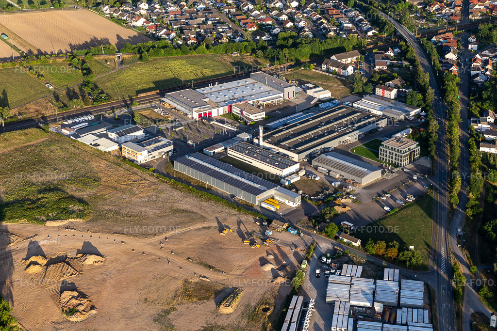 Luftbild: Industriegebiet Siemenstraße mit Hartmann & König Stromzuführungs AG und Tombor GmbH im Ortsteil Neudorf in Graben-Neudorf im Bundesland Baden-Württemberg in Deutschland. Foto: IMG_133516.jpg vom 12.07.2022 durch Werner Riehm/FLY-FOTO.deWWW.HUKAG.COM