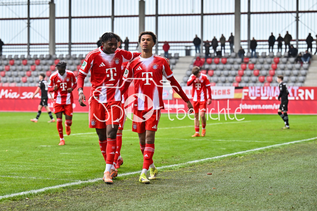 FC Bayern München - Hannover 96 | MUNICH, GERMANY - 15. FEBRUARY: Jubel der Hausherren nach dem Treffer zum 5-1 durch Sadiki CHEMWOR (FC Bayern München U19 17) / Tor / Torschuetze / Freude / Happy während dem Spiel zwischen der U19 des FC Bayern München und der U19 von Hannover 96 am 2. Spieltag der Hauptrunde der U19-DFB-Nachwuchsliga am FC Bayern Campus