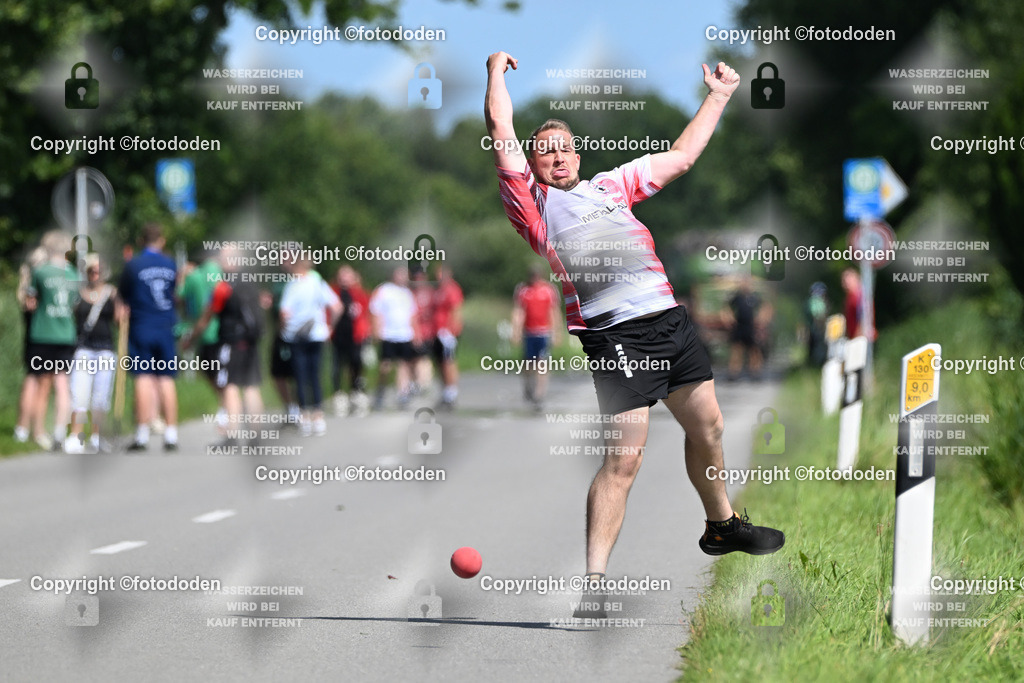 DSC_1045 | Martin Siebolds (Burhafe) warf mit Björn Warfsmann zusammen. Als Bahnanweiser war Martins Vater Dieter Siebolds dabei.