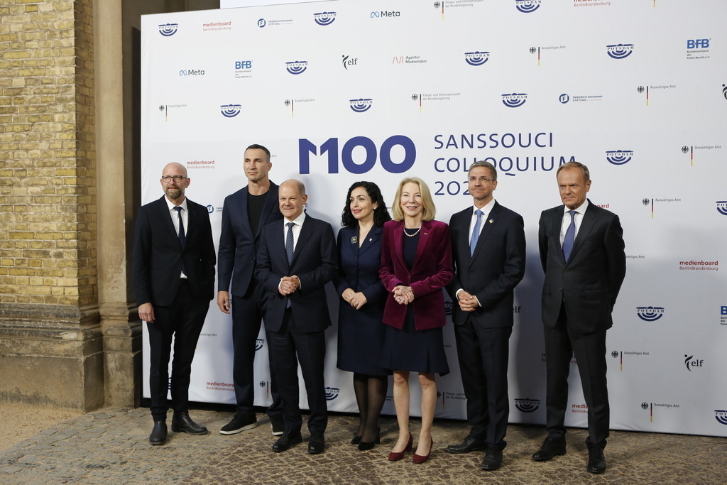 M100 Media Award: „Preis der europäischen Presse“ in Potsdam für das Ukrainische Volk verliehen. | Mit dem M100 Media Award, der sich als „Preis der europäischen Presse“ versteht, wird in diesem Jahr das Ukrainische Volk ausgezeichnet. Die Auszeichnung nimmt stellvertretend Wladimir Klitschko in der Orangerie im Park Sanssouci entgegen. Das Bild zeigt (L-R) Moritz Van Duelmen, Geschäftsführer Potsdam Media International e.V., Ukrainischer Ex-Box-Weltmeister im Schwergewicht Wladimir Klitschko, Bundeskanzler Olaf Scholz, Vjosa Osmani, Präsidentin des Kosovo, Amy Gutmann, US-Botschafterin in Deutschland, Mike Schubert, Bürgermeister von Potsdam und Donald Tusk vor der Preisverleihung.