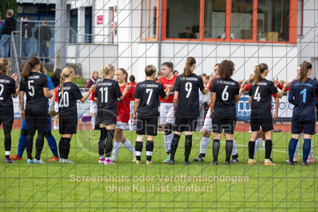 20250928_130257_0031 | #,1.FC Donzdorf (schwarz) vs. TV Derendingen (rot), Fussball, Frauen-Verbandsliga Württemberg, 03. Spieltag, Saison 2025/2026, Rasenplatz Lautertal Stadion, Süßener Straße 16, 73072 Donzdorf, 28.09.2025 - 13:00 Uhr,Foto: PhotoPeet-Sportfotografie/Peter Harich