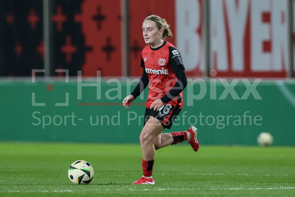 Fussball, DFB-Pokal Frauen, Bayer 04 Leverkusen - SV Werder Bremen | v.li.: Sofie Zdebel (Bayer 04 Leverkusen, 16) am Ball, Freisteller, Einzelbild, Ganzkörper, Aktion, Action, Spielszene, DIE DFB-RICHTLINIEN UNTERSAGEN JEGLICHE NUTZUNG VON FOTOS ALS SEQUENZBILDER UND/ODER VIDEOÄHNLICHE FOTOSTRECKEN. DFB REGULATIONS PROHIBIT ANY USE OF PHOTOGRAPHS AS IMAGE SEQUENCES AND/OR QUASI-VIDEO.