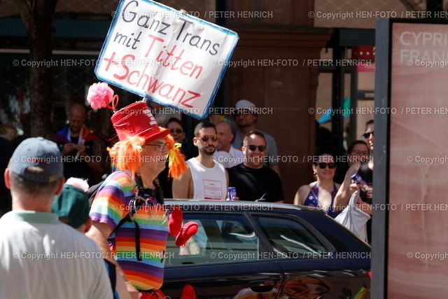 20240810-_11A6398-csd-frankfurt-HEN-FOTO | 10.08.2024 Christopher Street Day CSD Frankfurt 2024 Demonstration Kundgebung Motto der LGBT-Gemeinschaft "Wir sind extrem liebevoll" ab Untermainkai durch die Innenstadt. Vielbunt und Queeres. Ein Zeichen für Toleranz und Gleichberechtigung (Foto: Peter Henrich) - Realisiert mit Pictrs.com