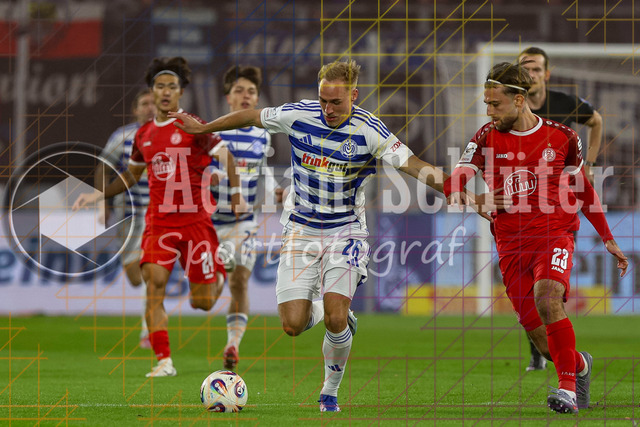 MSV Duisburg vs Rot-Weiss Essen - 3. Liga | Duisburg, Deutschland, 26.10.25:   Florian Krüger (MSV Duisburg) und Jose-Enrique Rios Alonso (Rot-Weiss Essen) im Kampf um den Ball waehrend des Spiels der 3. Liga MSV Duisburg vs Rot-Weiss Essen in der schauinsland-reisen-arena(Foto von Brauer-Fotoagentur / Adrian Schlueter)