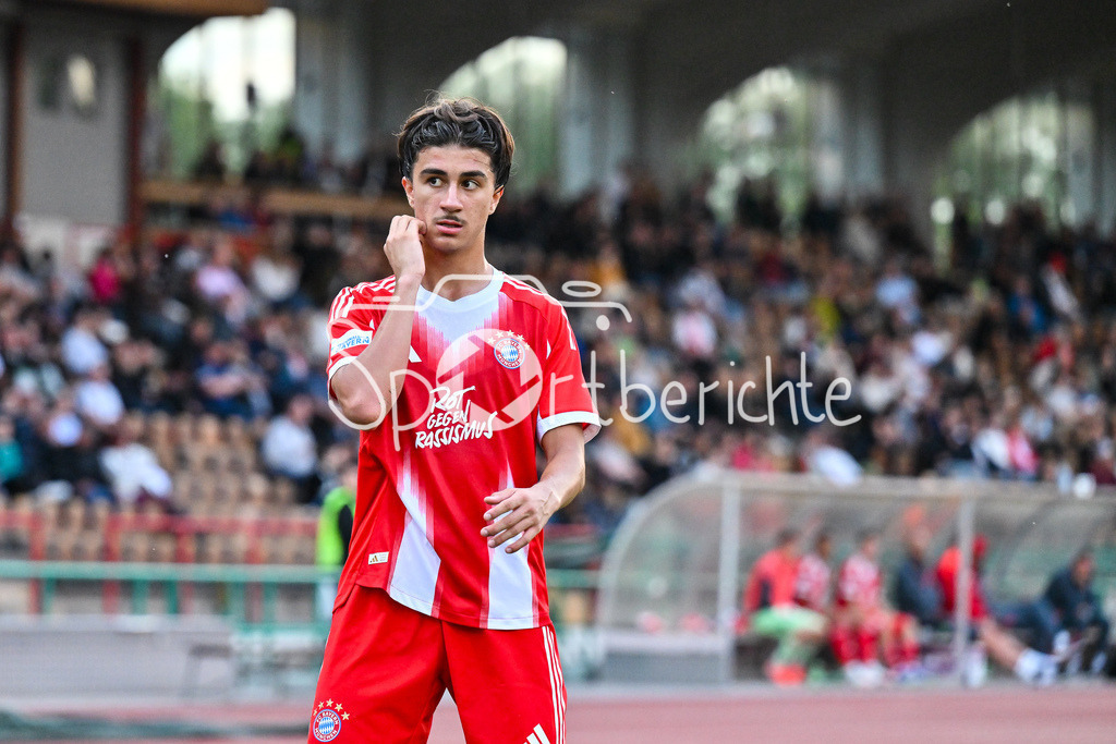FC Augsburg II - FC Bayern Amateure | Im Bild Adin LICINA (FC Bayern Muenchen II 7) / Einzelfoto / Freisteller / Regionalliga Bayern: FC Augsburg II - FC Bayern Muenchen II, Rosenaustadion am 25.07.2025