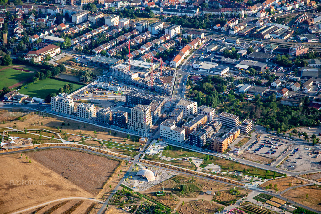 Luftbild: Bundesgartenschau (BUGA) Mannheim Eingang Parkschale Leonie-Ossowski-Promenade im Ortsteil Käfertal in Mannheim im Bundesland Baden-Württemberg in Deutschland. Foto: IMG_136928.jpg vom 24.06.2023 durch Werner Riehm/FLY-FOTO.de