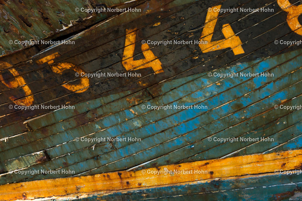 Reisefotografie - Frankreich - Atlantikkueste | Schiffsfriedhof im bretonischen Hafen von Camaret-Sur-Mer. - Realisiert mit Pictrs.com