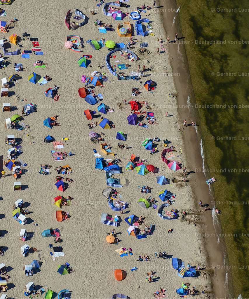 3637733 | ZINNOWITZ 25.08.2016 Strandkorb- Reihen am Sand- Strand im Küstenbereich der Ostsee an der Straße Strandpromenade in Zinnowitz im Bundesland Mecklenburg-Vorpommern. Weiterführende Informationen bei: Kurverwaltung des Ostseebades Zinnowitz. // Beach chair on the sandy beach ranks in the coastal area the Baltic Sea on street Strandpromenade in Zinnowitz in the state Mecklenburg - Western Pomerania. Further information at: Kurverwaltung des Ostseebades Zinnowitz. Foto: Gerhard Launer