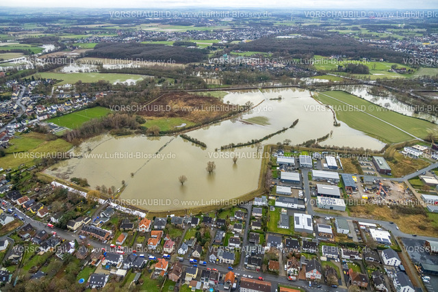 Hamm231201345 | Luftbild vom Hochwasser der Ahse, Weihnachtshochwasser 2023, Fluss Ahse tritt nach starken Regenfällen über die Ufer, Überschwemmungsgebiet Lippeaue Gewerbegebiet Hohefeldweg, Deichabsicherung im Bereich Soester Straße 220-230 mit Sandsäcken, DLRG-Einsatz, 
abpumpen von Wasser mit Schläuchen und Maschinen, Uentrop, Hamm, Ruhrgebiet, Nordrhein-Westfalen, Deutschland