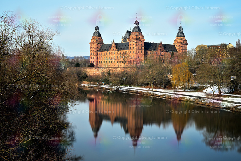 Winterliches Schloss Johannisburg von Aschaffenburg | Das Schloss Johannisburg spiegelt sich in Winterlicher Umgebung im ruhigen Seitenarm des Maines