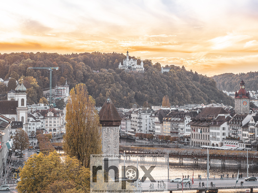 Altstadt Luzern im Abendrot | Geschichte. Licht. Eleganz.Der Blick über die Reuss offenbart das malerische Panorama der Luzerner Altstadt unter einem goldglänzenden Himmel. Historische Fassaden und das markante Schloss Gütsch fügen sich harmonisch in die herbstliche Abendstimmung ein. Ein zeitloses Abbild urbaner Schönheit und Schweizer Tradition.Wähle unter "Produktauswahl" dein Wunschformat: Vom klassischen Wandbild über Puzzle &amp; Tassen bis zum digitalen Download (z.B. als Handy-Hintergrund). - Realisiert mit Pictrs.com