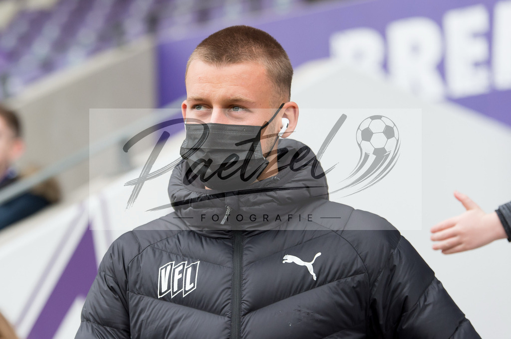 OSNTSV20211106_011 | Fussball, Herren: Sebastian Klaas (VfL Osnabrueck) schaut bei dem Spiel der 3. Liga zwischen VfL Osnabrueck und TSV 1860 Muenchen im Stadion an der Bremer Bruecke am 06.11.2021 in Osnanbrueck, Deutschland.DFB / DFL REGULATIONS PROHIBIT ANY USE OF PHOTOGRAPHS AS IMAGE SEQUENCES AND/OR QUASI-VIDEO. - Realisiert mit Pictrs.com