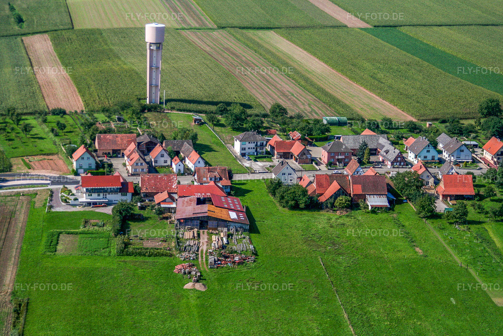 Luftbild: Grosser Wasen mit Wasserturm in Schleithal im Bundesland Bas-Rhin in Frankreich. – Foto: IMG_3567.jpg vom 31.08.2006 durch Werner Riehm/FLY-FOTO.de – Auflösung des Originals: 3456 x 2304 px