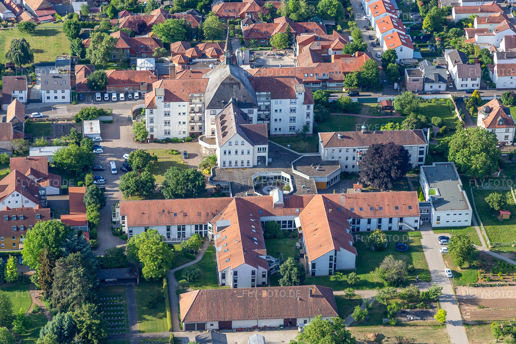 Luftbild: St. Paulus Stift Herxheim in Herxheim bei Landau im Bundesland Rheinland-Pfalz in Deutschland. Foto: IMG_132318.jpg vom 03.06.2022 durch Werner Riehm/FLY-FOTO.deSt. Paulus Stift Herxheim » St. Paulus Stift Herxheim