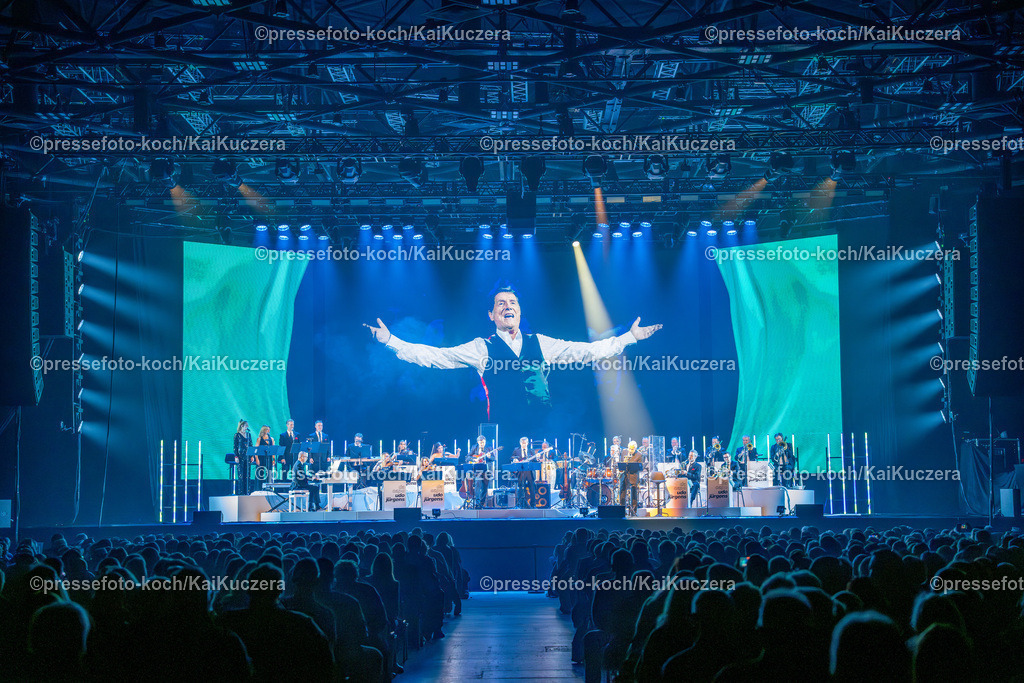 KKU22112401007 | 22.11.2024, xkkux, Düsseldorf, Mitsubishi Electric HALLE, Da Capo Udo Jürgens - Gedenk-Konzert zusammen mit dem Original Live-Orchester unter der Leitung von Pepe Lienhard. Bei der Best-Of Show wurden auf einer großen LED-Wand Bilder und Videos der Musiklegende Udo Jürgens gezeigt.