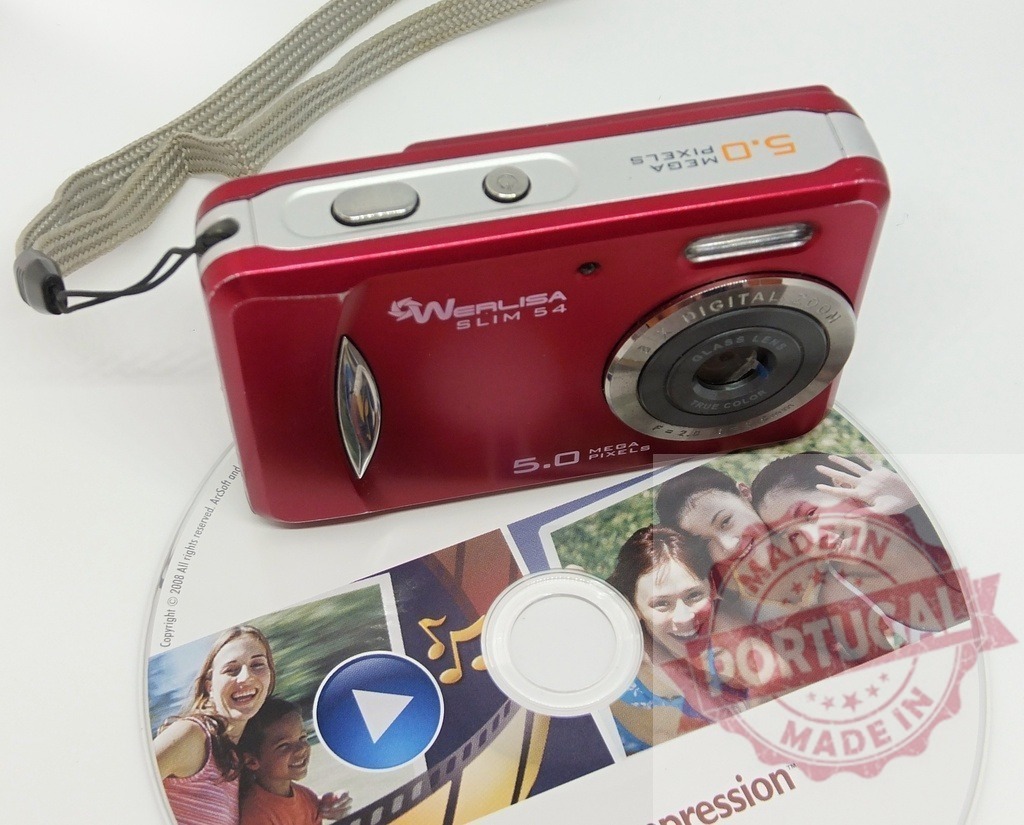 Werlisa Slim 54 compact digital camera on a video CD | Red Werlisa digital camera resting on a multimedia CD with people smiling - Realized with Pictrs.com