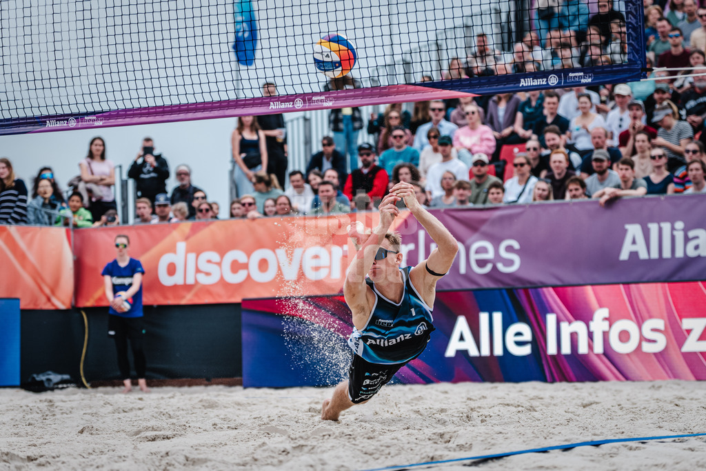 Beachvolleyball | Männer | German Beach Tour 2024 | Tourstop Düsseldorf | 19.05.2024 | Jonas Reinhardt spielt den Ball