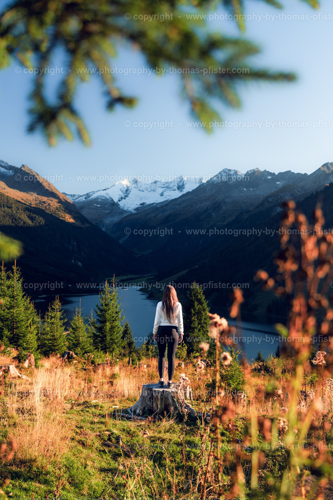 Gerlosstausee mit Person copyright  Thomas Pfister-1 | PHOTOGRAPHY BY THOMAS PFISTER