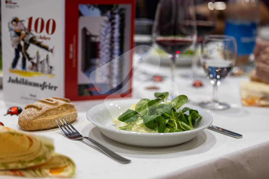 SKE100J_4696 | Die Schwinger des Schwyzer Kantonalen Schwingerverbandes: Fotos, die Dynamik und Leidenschaft festhalten, sowie emotionale Momente aus dem traditionellen Schwingsport zeigen. - Realisiert mit Pictrs.com