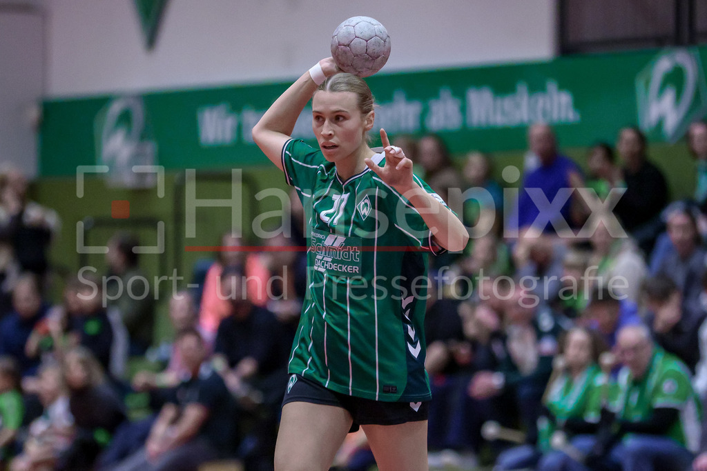 Handball, 2. Bundesliga Frauen, SV Werder Bremen - Bayer 04 Leverkusen | Emma Ruwe (SV Werder Bremen, 27) am Ball, Spielszene, Aktion, Action, gibt Anweisungen, gestikuliert, mit den Armen gestikulieren