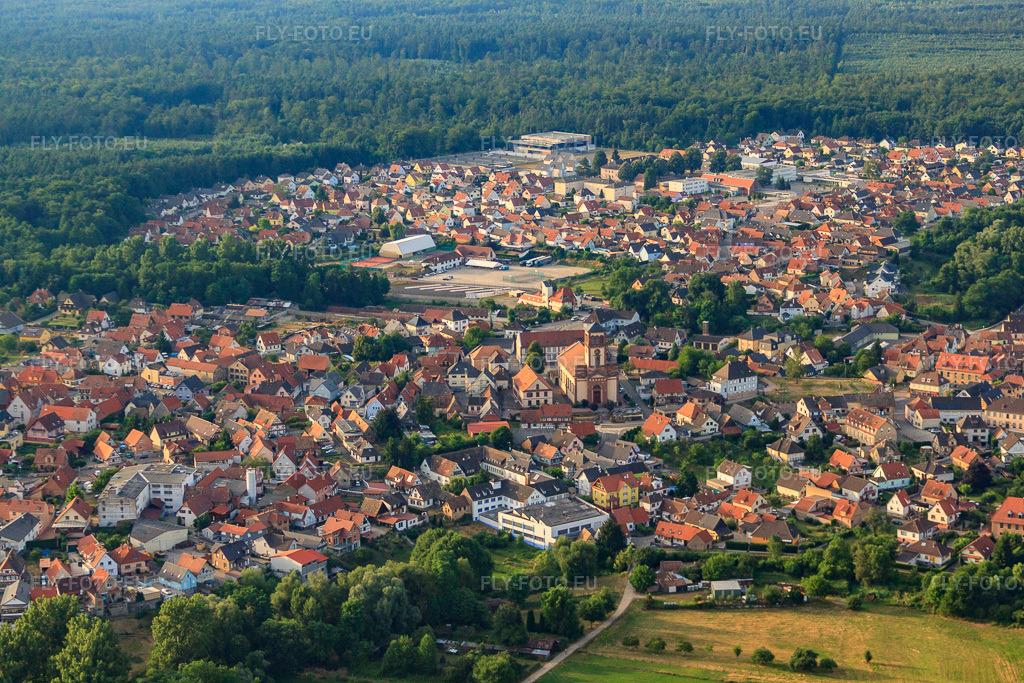 Vue aérienne: Vue de la ville depuis le sud avec l'église Saint-Michel. à Soufflenheim dans le département Bas Rhin, France – .Photo: IMG_30554.jpg prise le 09/07/2010 par Werner Riehm/FLY-FOTO.eu – Résolution de l'original: 4752 x 3168 px