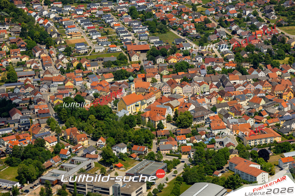 Das Luftbild zeigt : Altstadt Hemau - Die Luftaufnahme wurde 2023 vom UL-Flugzeug aus erstellt ( keine Drohne ) - Hochauflösende Luftaufnahme - Für grossformatige Ausdrucke geeignet. Die Geschenkidee !Mit Lizenz und Bildrechte bestellbar