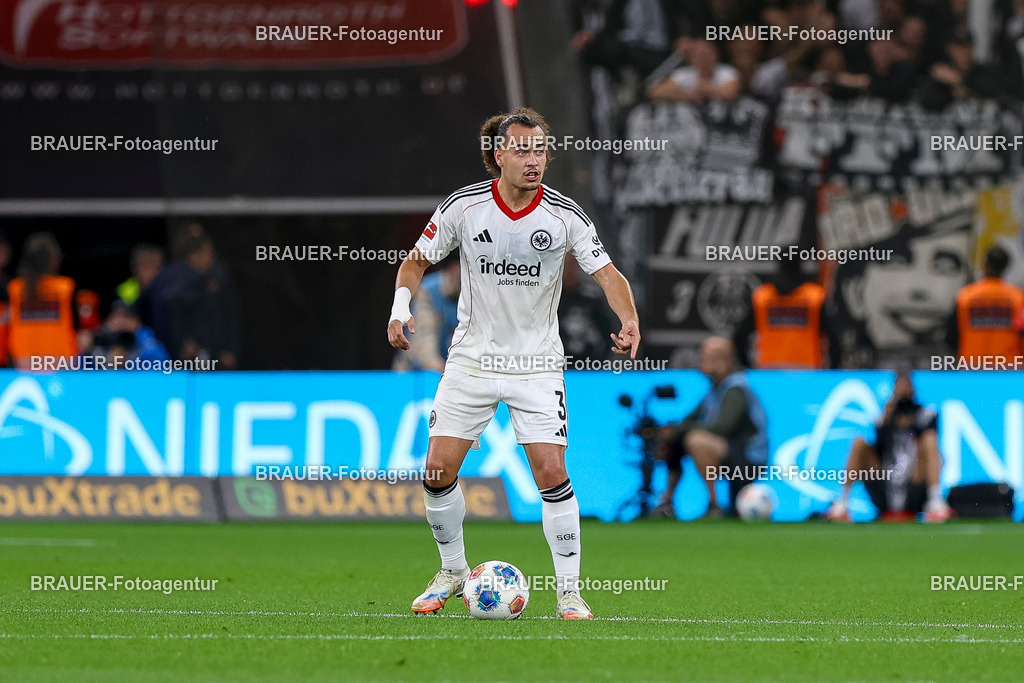 Bayer 04 Leverkusen vs Eintracht Frankfurt - Bundesliga  | Leverkusen, Deutschland, 12.09.25:   Arthur Theate (Eintracht Frankfurt) in Aktion am Ball, Einzelaktion waehrend des Spiels der Bundesliga zwischen  Bayer 04 Leverkusen vs Eintracht Frankfurt in der BayArena(Foto von Brauer-Fotoagentur / Adrian Schlueter)