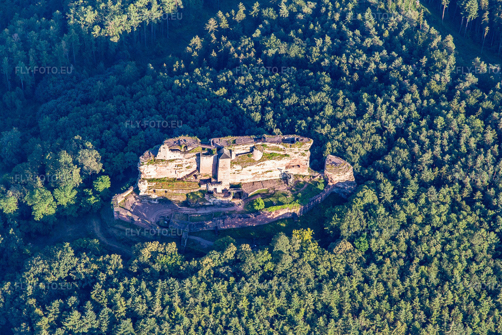 Vue aérienne: Le château de Fleckenstein vu du nord-ouest à Lembach dans le département Bas Rhin, France. Photo: IMG_142338.jpg prise le 08/07/2024 par Werner Riehm/FLY-FOTO.euRésolution de l'original: 5016 x 3344 pxWWW.FLECKENSTEIN.FR