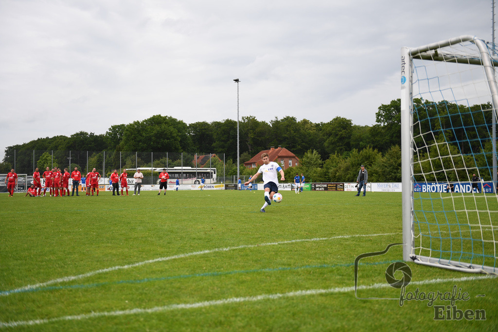 SV Brake Ü40-BW Bümmerstede (Ü40) | Kreispokal Finale Jade-Weser-Hunte Ü40; SV Brake Ü40 (rot)-BW Bümmerstede Ü40 (weiß) am 15.06.2025 in Rastede (Sportanlage Köttersweg), Photo: Philip Eiben 2025 - Realisiert mit Pictrs.com