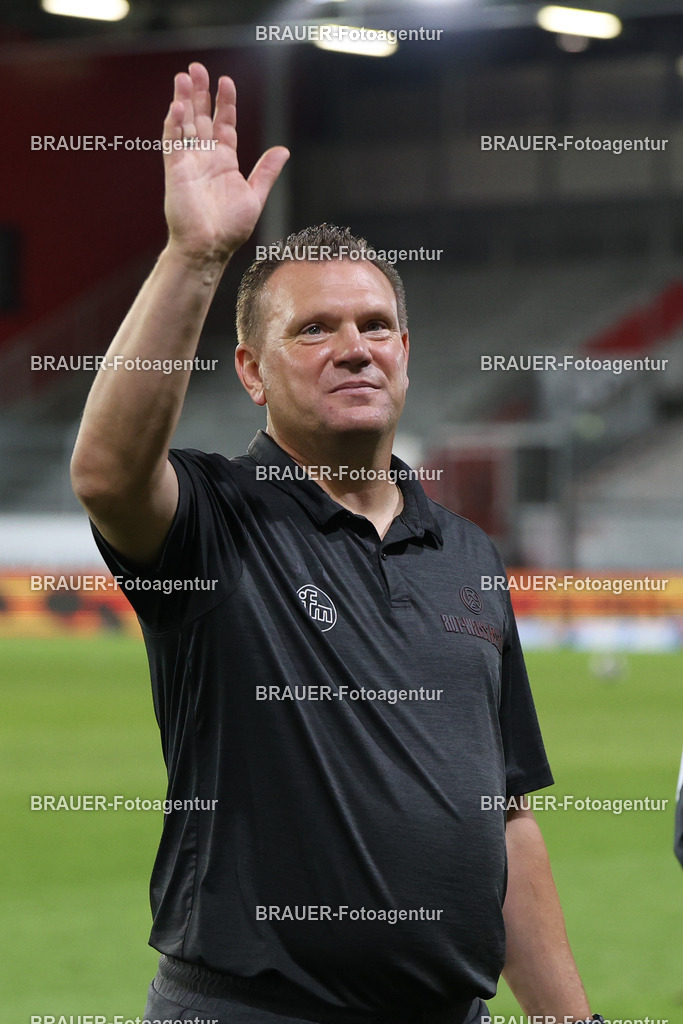 SV Wehen Wiesbaden - Rot-Weiss Essen | Wiesbaden, Deutschland, 22.08.2025Uwe Koschinat (Rot-Weiss Essen) hebt die Hand richtung Fanswährend des drittliga Spiels zwischen SV Wehen Wiesbaden und Rot-Weiss Essen am 22.08.2025 in der BRITA-Arena in Wiesbaden. (Foto von Timo Bluhmki-Schmidt/Brauer Fotoagentur