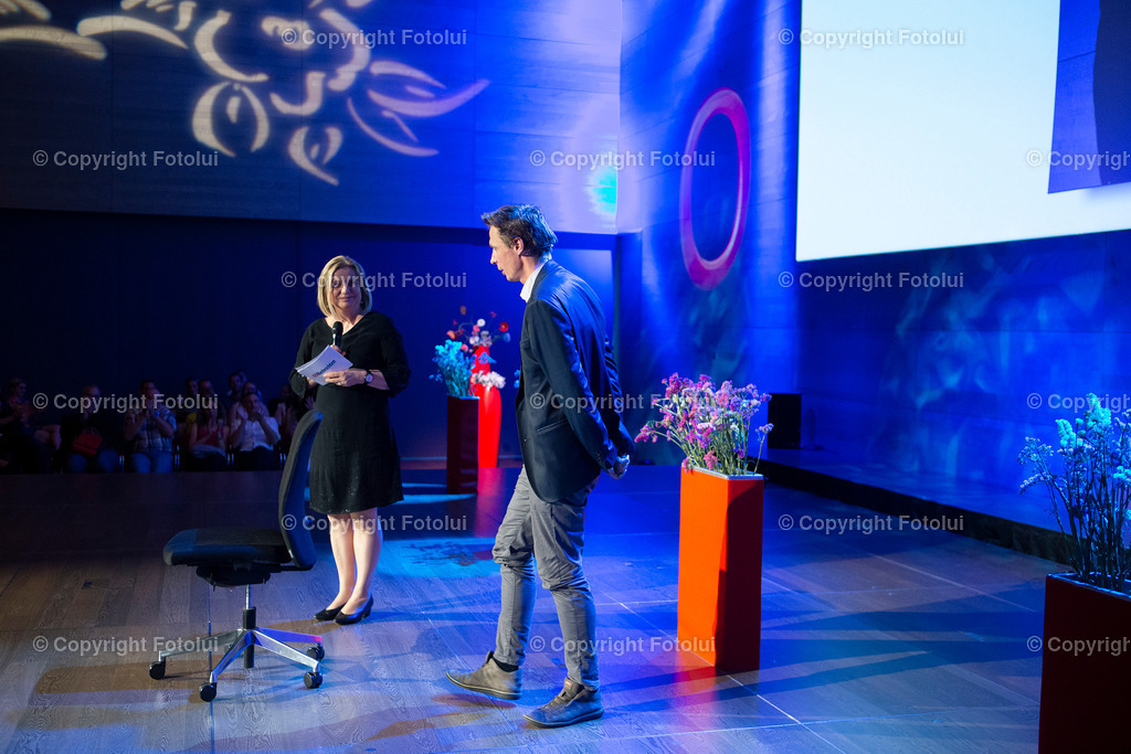 OBERBANK_33 | EIN DANK AN DIE PFLEGEKRAEFTE KABARETT MIT KLAUS ECKEL 02.06.2022 OBERBANK DONAU-FORUM LINZ IM BILD: BARBARA ROHRHOFER UND KLAUS ECKEL. FOTO:FOTOLUI/OBERBANK