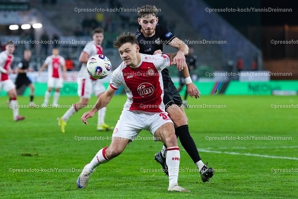 xYDRx02112502025 | 02.11.2025, xydrx, Fußball, 3.Liga, Rot-Weiss Essen - 1.FC Schweinfurt 05, Saison 2025 2026, Stadion an der Hafenstraße: Jannik Hofmann (Rot-Weiss Essen #37) im Zweikampf gegen Luca Trslic (1.FC Schweinfurt 05 #18)   DFB regulations prohibit any use of photographs as image sequences and or quasi-video.