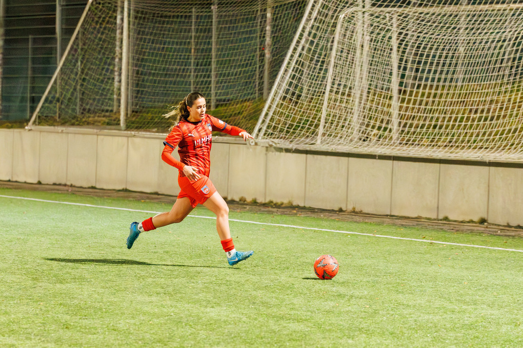 FCHFCE_251121_1052 | 1.FC Heidenheim 1846 II vs. FC Ellwangen II, Fußball, Frauen, Bezirksliga, 2025/2026, 10. Spieltag, 22.11.2025 in Heidenheim, Kunstrasen b. Voith-Arena West, Flutlichtspiel(Foto: Michael Bulling) - Realisiert mit Pictrs.com