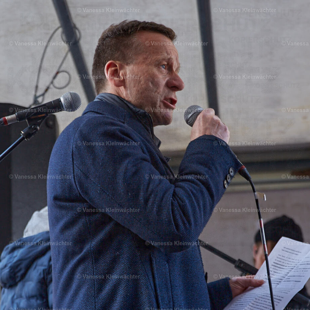 250408_KBS_Kuerzungen_13 | Einige hunderte Menschen protestieren am 08.04.2025 vor der Senatsverwaltung für Gesundheit in Berlin gegen finanzielle Kürzungen bei psychosozialen Kontakt- und Beratungsstellen.  - Realisiert mit Pictrs.com