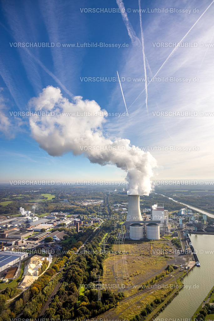 Luenen241011916 | Luftbild, Trianel Kohlekraftwerk Lünen, Kühlturm Lünen Stummhafen mit Dampfwolke, Remondis Werksgelände, Datteln-Hamm-Kanal, blauer Himmel, Lippholthausen, Lünen, Ruhrgebiet, Nordrhein-Westfalen, Deutschland