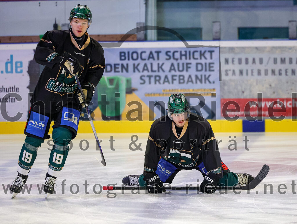 2025-12-05_013_TSV_Erding_gegen_Stuttgart_Rebels | Erding, Deutschland, 05.12.2025:Eishockey, Oberliga Süd 2025 / 2026, 23. Spieltag, TSV Erding gegen Stuttgart Rebels, Endergebnis: 5:6Dennis Henter (Erding Gladiators, #19), Erik Modlmayr (Erding Gladiators, #21)Foto: Christian Riedel / fotografie-riedel.net
