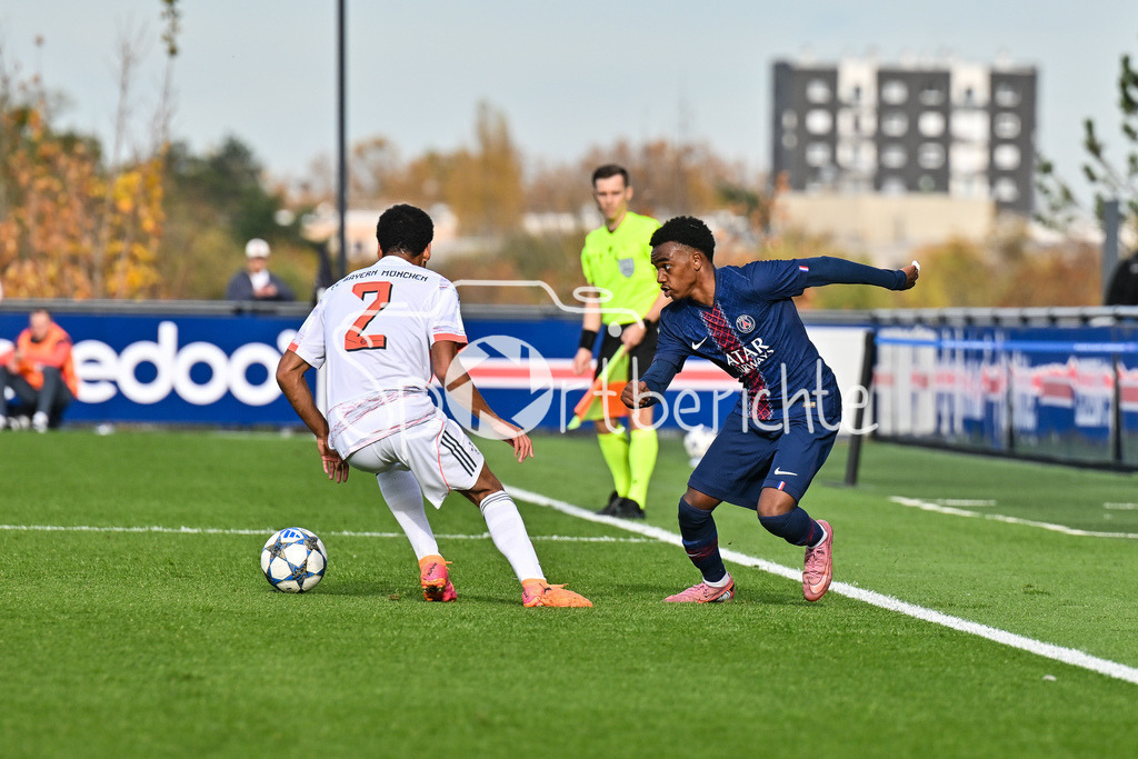 Paris Saint Germain U19 - FC Bayern München U19 | PARIS, FRANKREICH - 4. NOVEMBER: im Duell Chivano WIJKS (FCB Bayern München U19 2) und Elijah LY (PSG U19 29) beim Ligaspiel zwischen der U19 von Paris Saint Germain und der U19 des FC Bayern München am 4. Spieltag der UEFA Youth League am PSG Campus am 04.11.2025