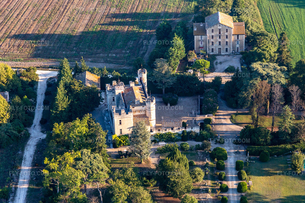 Aerial view: Clamasix Domaine Breuil in Graveson in the state Bouches du Rhone, France. – Photo: IMG_129587.jpg taken on 09/23/2021 by Werner Riehm/FLY-FOTO.com – Resolution of the original: 5472 x 3648 px