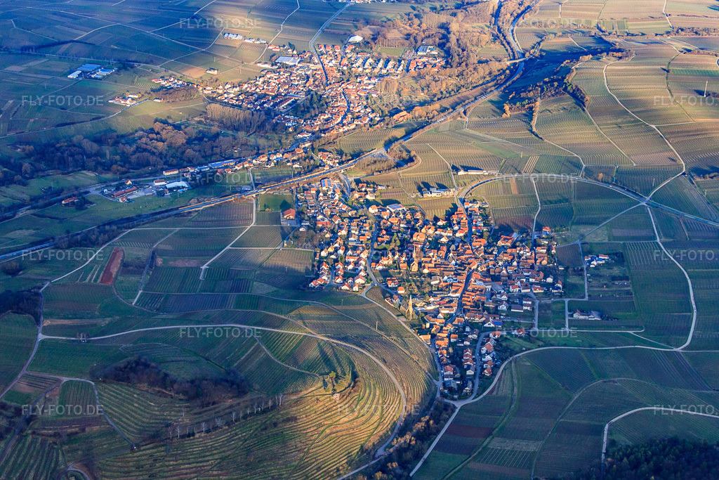 Luftbild: Dorf über der Weinlage Kastanienbusch im Winter von Westen in Birkweiler im Bundesland Rheinland-Pfalz in Deutschland. Foto: IMG_62162.jpg vom 23.02.2014 durch Werner Riehm/FLY-FOTO.de