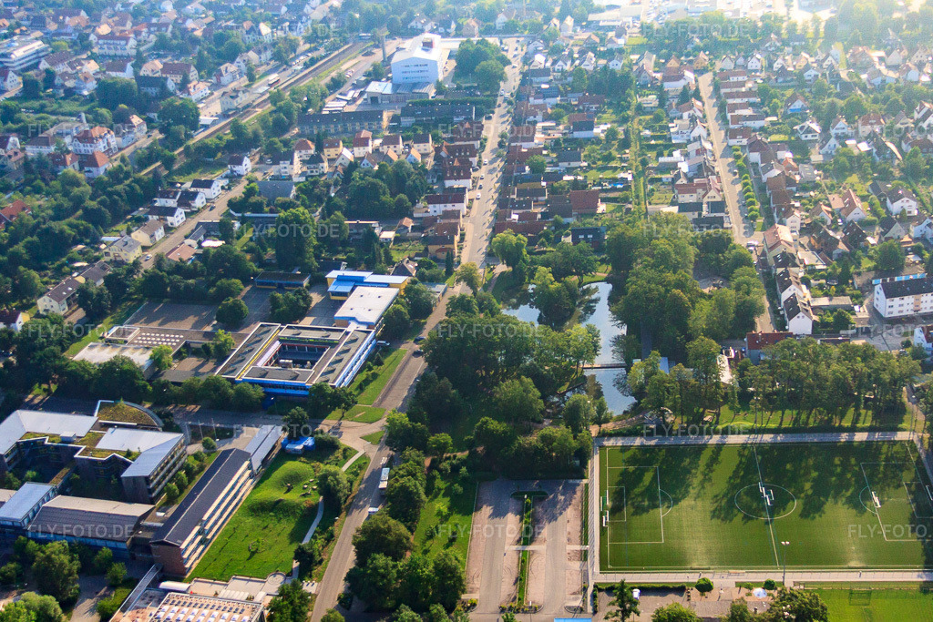 Luftbild: Jahnstraße mit IGS, Schwanenweiher und Stadion in Kandel im Bundesland Rheinland-Pfalz in Deutschland. Foto: IMG_50809.jpg vom 04.07.2012 durch Werner Riehm/FLY-FOTO.de