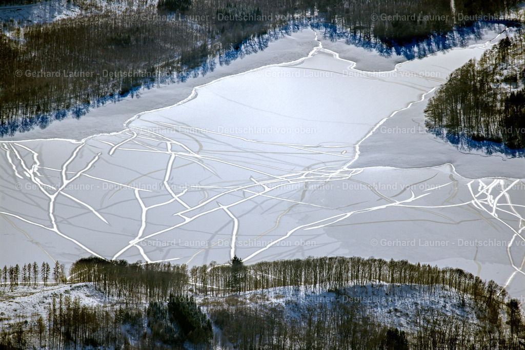 4043720 | Spuren auf dem zugefrorenen Hevesee