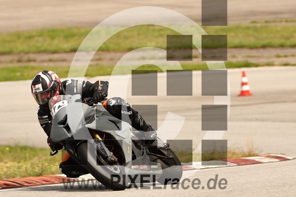 0129-PXR57956 | Schöne Erinnerungen an spannende Momente - das festzuhalten ist unser Job. PIXELrace.de ist seit 2003 auf den Rennstrecken Europas unterwegs um die Action draußen beim Fahren und die wunderbare Stimmung imm Fahrerlager für euch einzufangen.