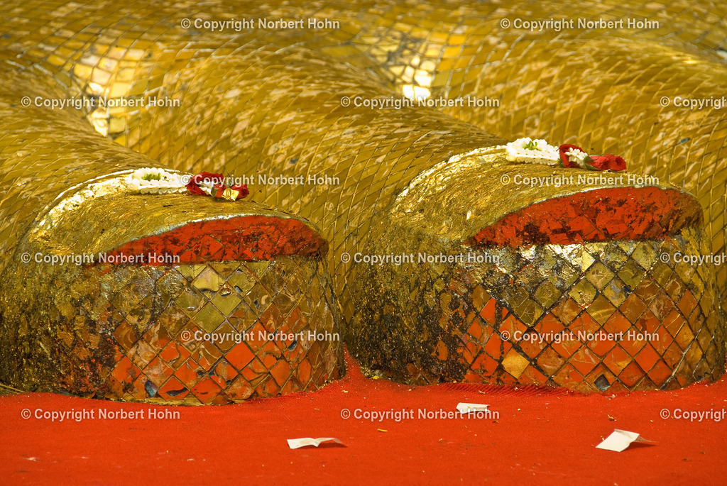 Reisefotografie - Asien - Thailand | Füße einer 32 Meter hohen thailändischen Buddhastatue im Tempel Wat Indrawihan in Bangkok. - Realisiert mit Pictrs.com