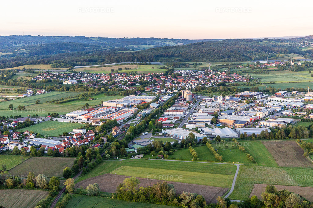 Luftbild: Industriegebiet Mimmenhausen im Ortsteil Mimmenhausen in Salem im Bundesland Baden-Württemberg in Deutschland. Foto: IMG_132152.jpg vom 26.05.2022 durch Werner Riehm/FLY-FOTO.de