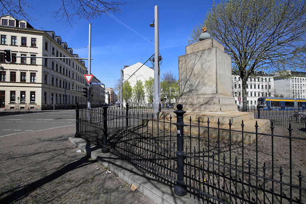 Foto: Leipzig - Brückensprengungsdenkmal | Das Team hinter BILDLEXIKON LEIPZIG bündelt historische wie aktuelle Informationen über die Stadt Leipzig in Text und Bild auf einer Plattform und stellt diese der interessierten Öffentlichkeit zur Verfügung.